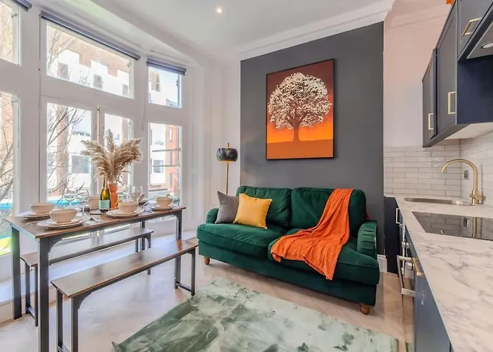 Beautiful 2 Bedroom Flat Next To Brighton Beach And Shopping Centre