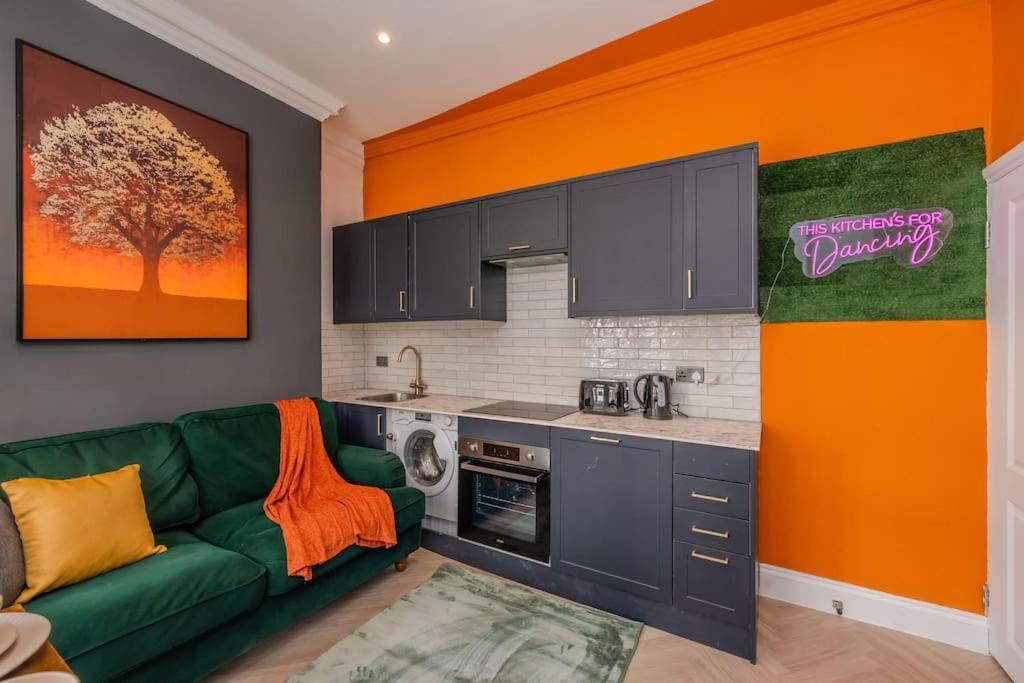 Beautiful 2 Bedroom Flat Next To And Shopping Centre