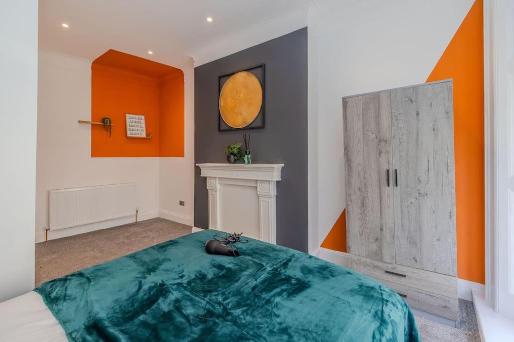Beautiful 2 Bedroom Flat Next To And Shopping Centre