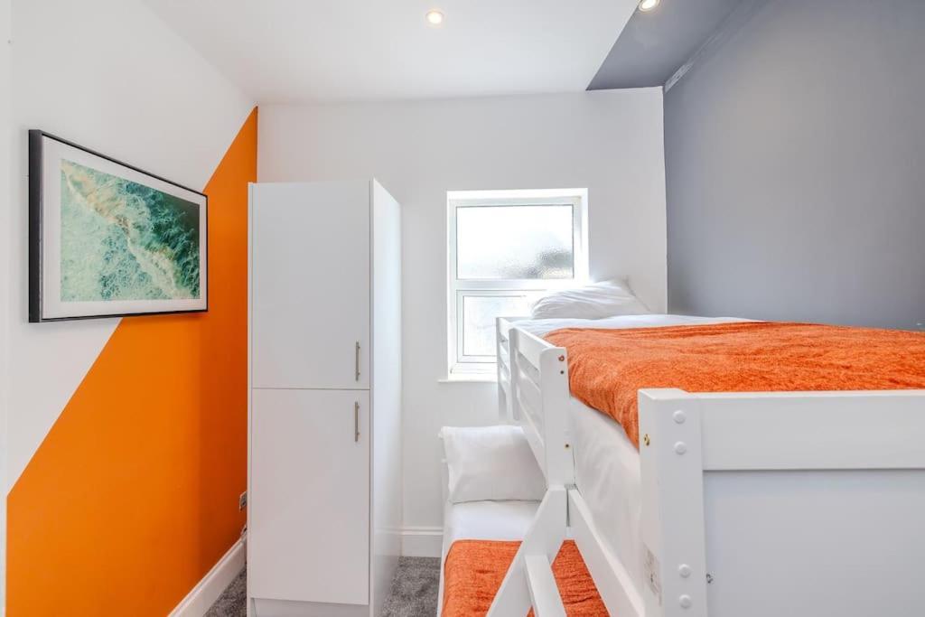 Apartment Beautiful 2 Bedroom Flat Next To And Shopping Centre *