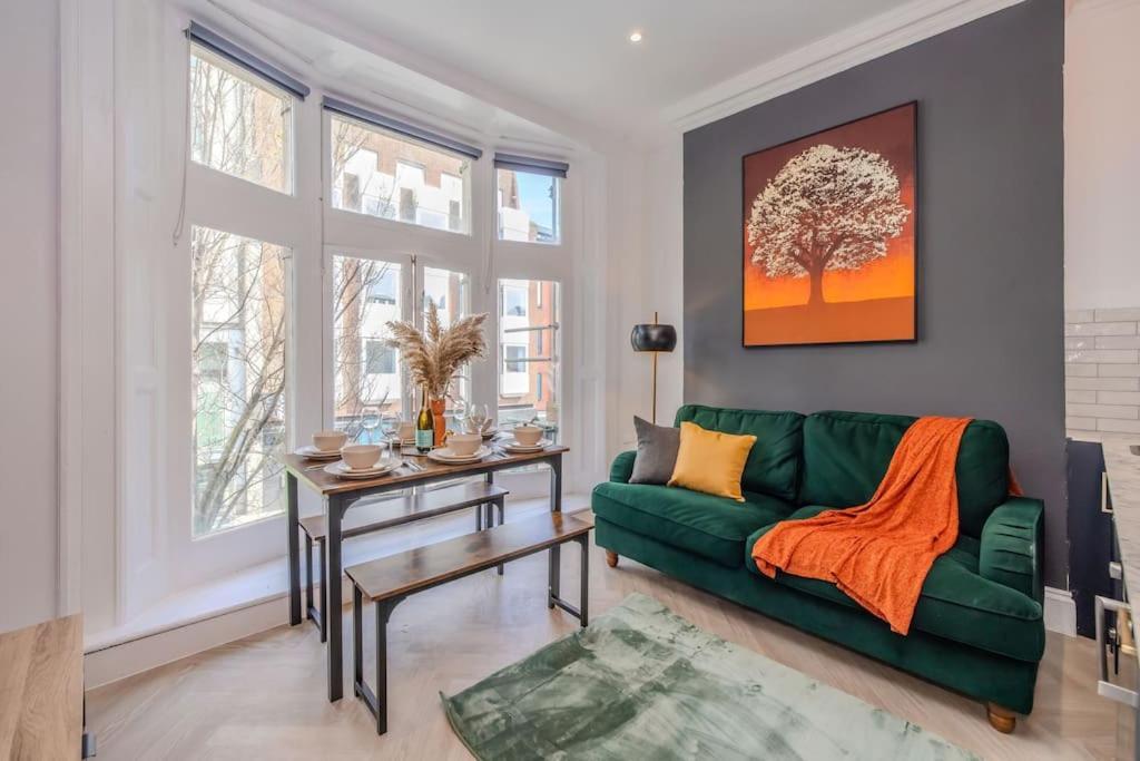 Beautiful 2 Bedroom Flat Next To And Shopping Centre Apartment