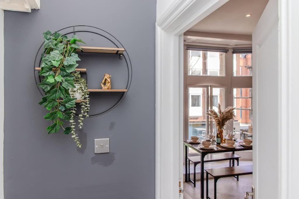 Beautiful 2 Bedroom Flat Next To And Shopping Centre Apartment Brighton