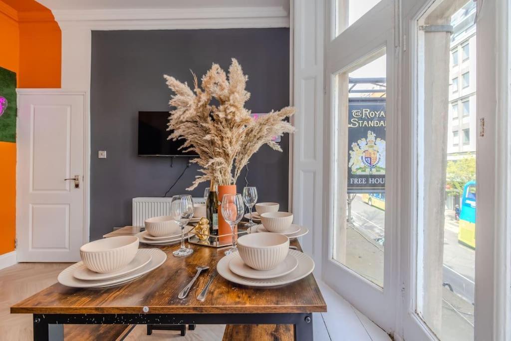 Beautiful 2 Bedroom Flat Next To And Shopping Centre Apartment *