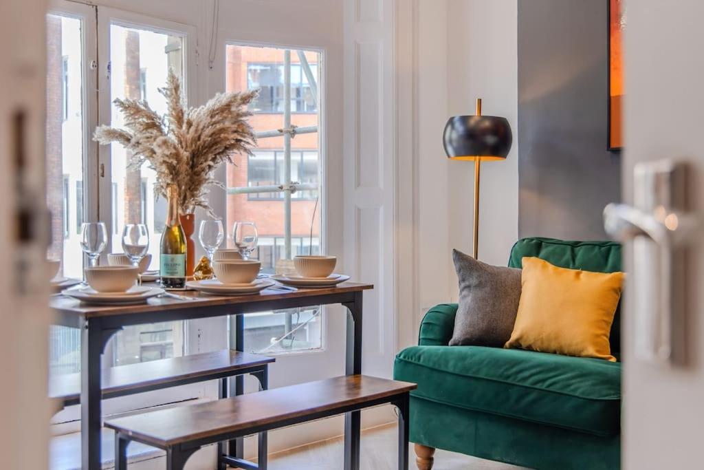 Apartment Beautiful 2 Bedroom Flat Next To And Shopping Centre *