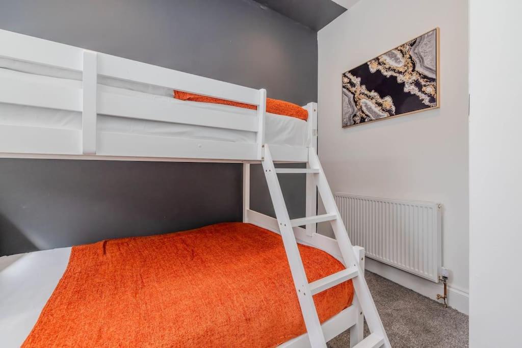 Beautiful 2 Bedroom Flat Next To And Shopping Centre Apartment