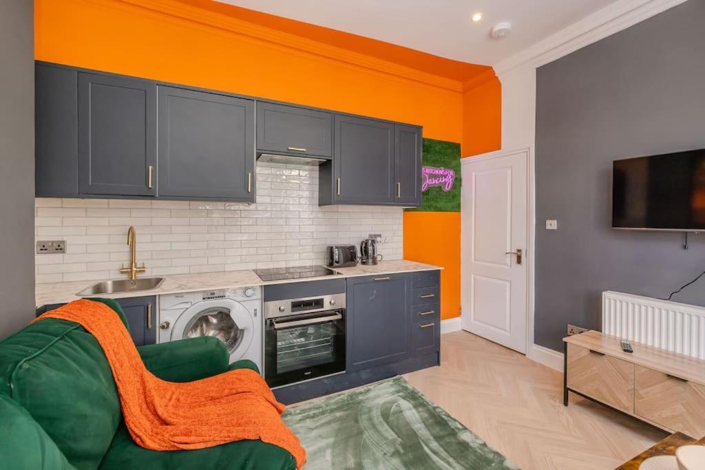 Beautiful 2 Bedroom Flat Next To And Shopping Centre Apartment *
