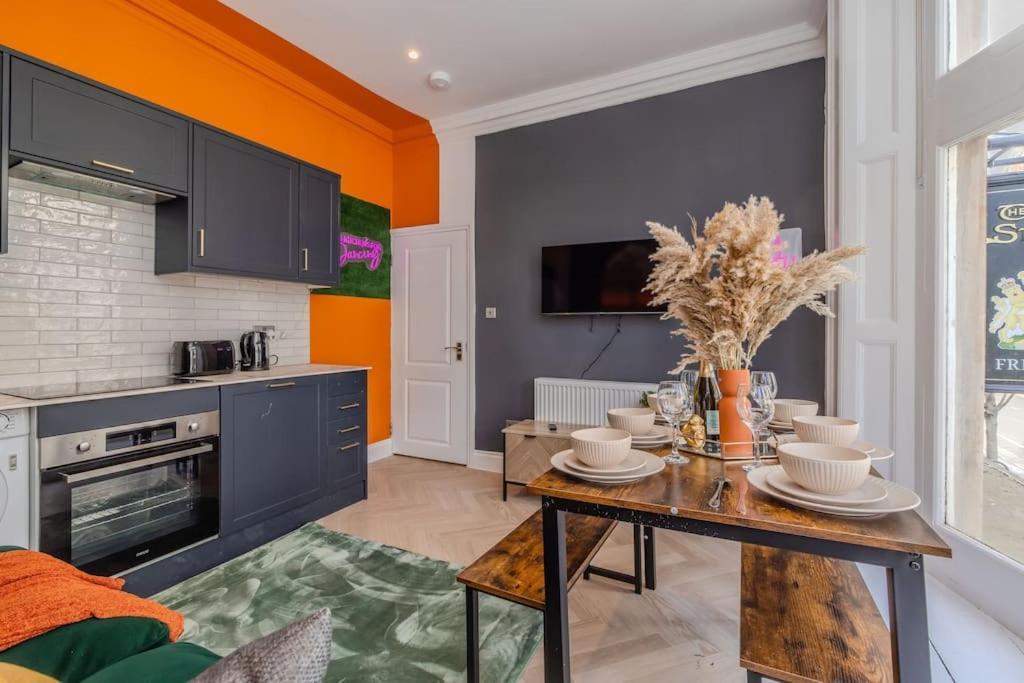 Beautiful 2 Bedroom Flat Next To And Shopping Centre *