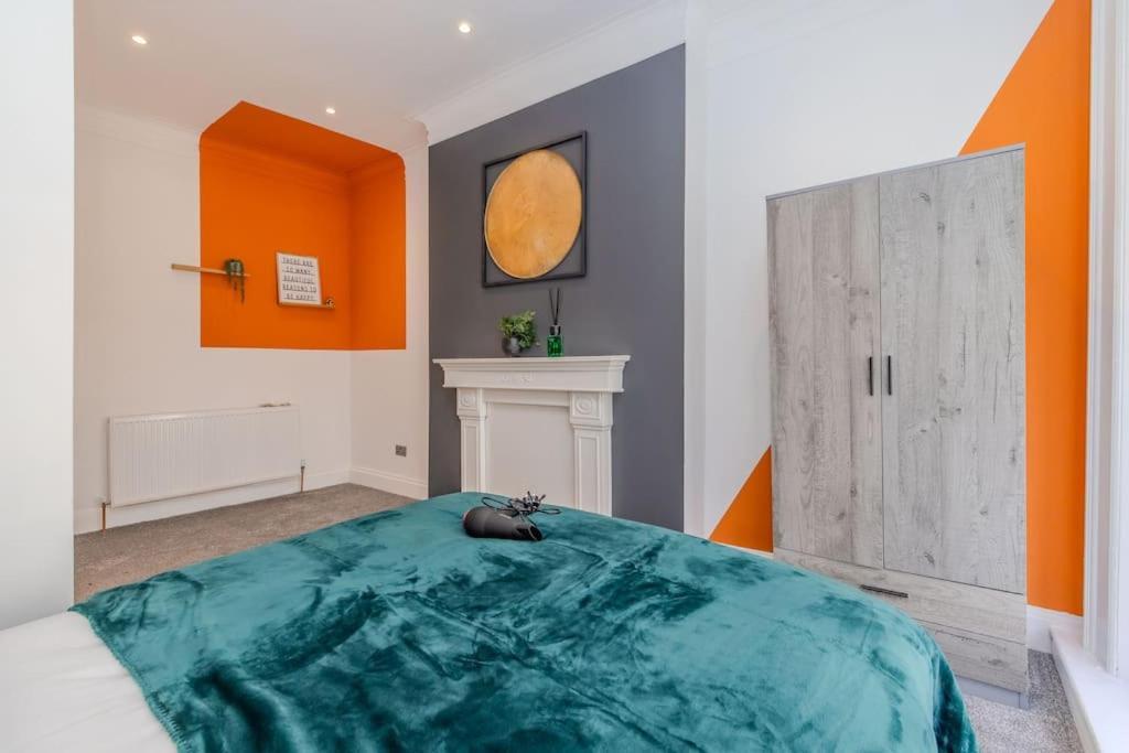 Apartment Beautiful 2 Bedroom Flat Next To And Shopping Centre *