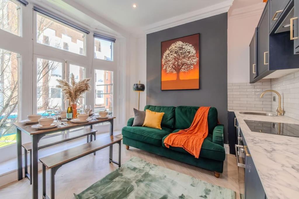 Apartment Beautiful 2 Bedroom Flat Next To And Shopping Centre *